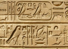 A hieroglifák titka – kódfejtés két részben zenével